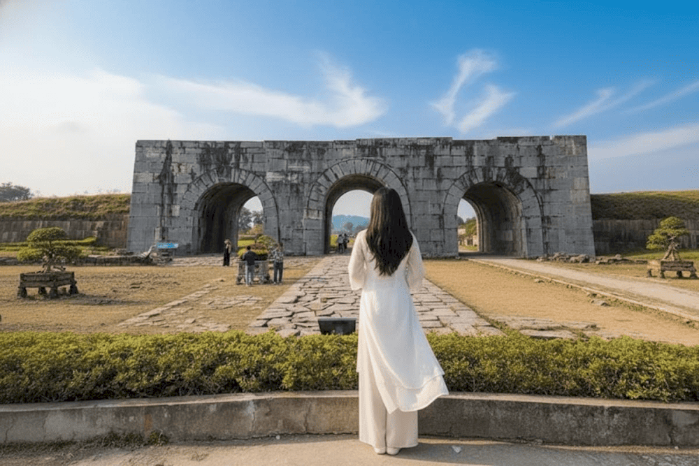 Thời điểm lý tưởng để tham quan Thành nhà Hồ là vào mùa xuân hoặc mùa thu thời tiết mát mẻ